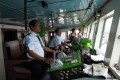 Druh den cesta minibusem a trajektem na Bali - dky holkm jsme byli pozvni na kapitnsk mstek.